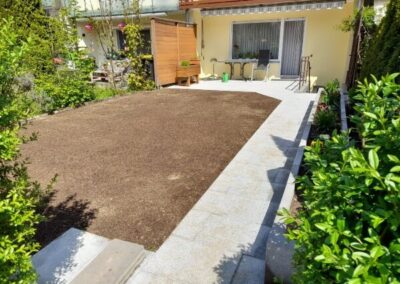 Neue Terrassenplatten und Hochbeet in Hochdorf