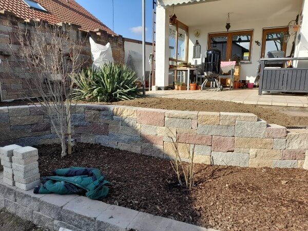 Steinmauer mit Beet in Schorndorf erstellt