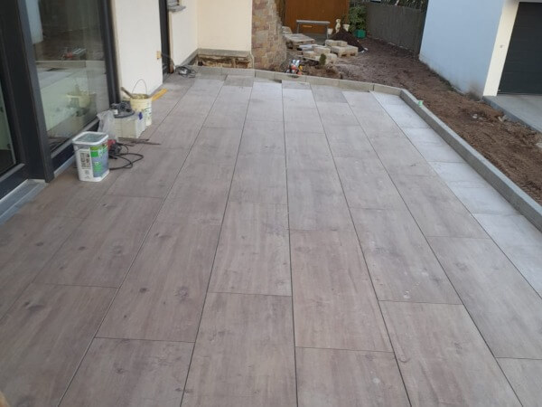 Terrasse mit Marazzi Feinsteinzeug Platten