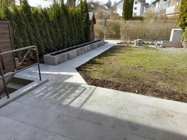 Terrassenweg mit Granitplatten