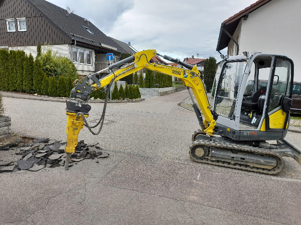 Asphalt mit Bagger entfernen