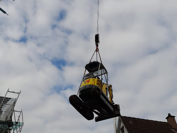 Mit Kran Bagger zum Einsatzort bringen