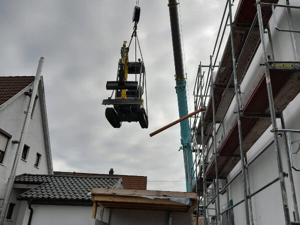 Bagger kommt mir Kran in einen Garten