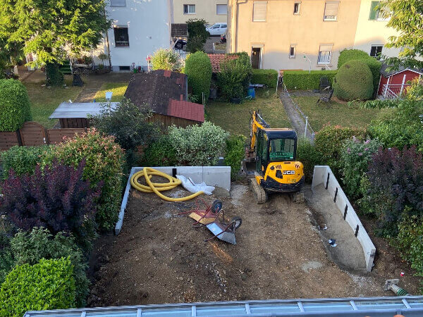 Baggerarbeiten in einem Garten in Göppingen