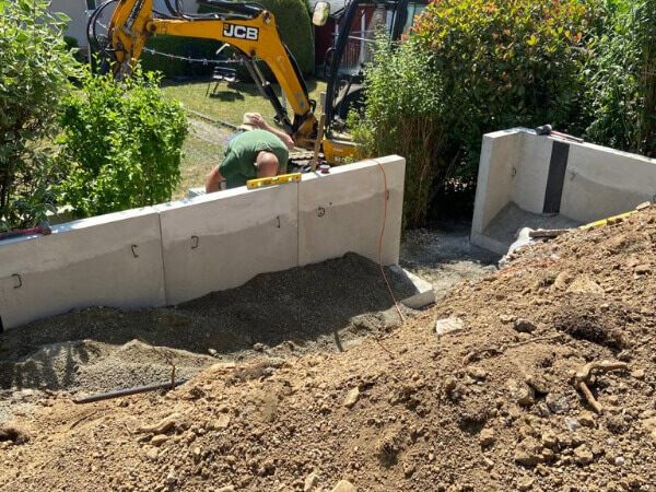 L Steine in einem Garten in Göppingen gesetzt