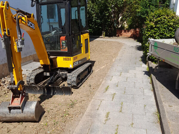 Planierarbeiten nach Gartenrodung in Notzingen