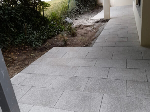 Terrassenbelag aus modernen Betonplatten