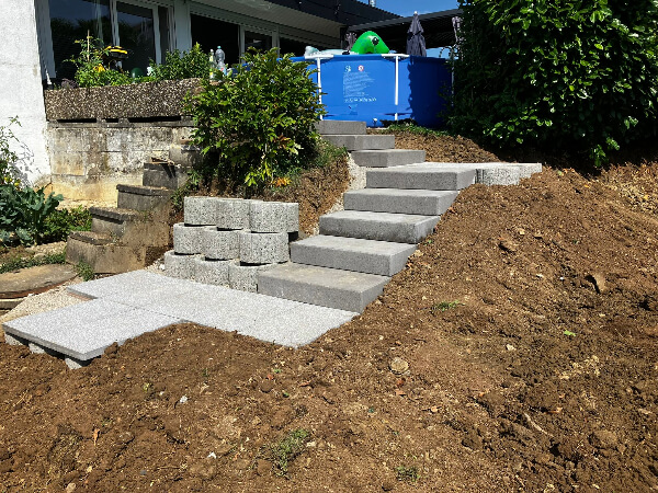 Treppe als Verbindung in den Garten