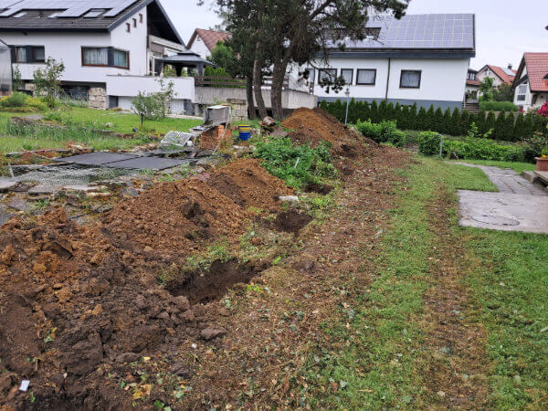 Löcher für Zaunpfosten in einem Garten in Büchenbronn gegraben