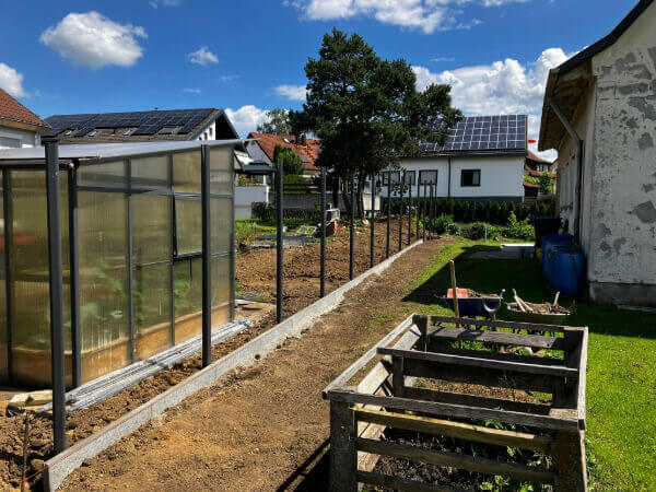 Zaunpfosten von Flo Nowak - Garten- und Landschaftsbau ausgerichtet und einbetoniert