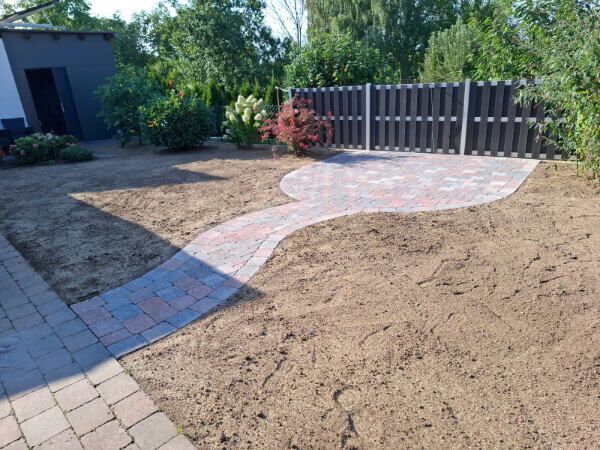 Gartengestaltung in Göppingen mit neuer Terrasse und Rasenfläche